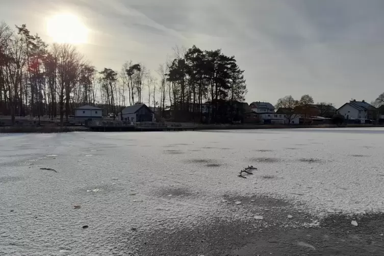 Nur vom Ufer aus anschauen: Der Seewoog in Miesenbach ist zugefroren. 