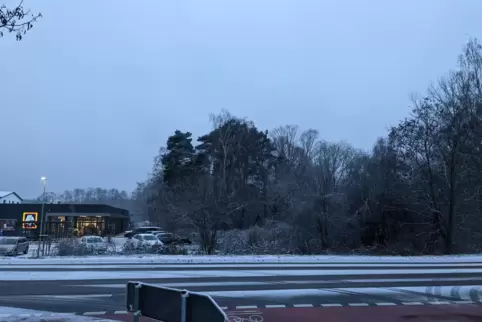 Das Gelände rechts neben dem Aldi ist ein möglicher Standort für das Feuerwehrhaus. 