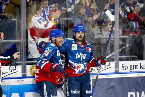 Jordan Szwarz (links) und Nicolas Kraemmer freuen sich über das 2:0.