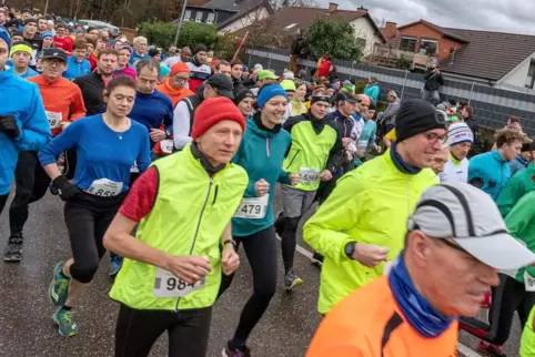 Mehr oder weniger warm eingepackt: Die Laufenthusiasten in Rheinzabern beim Start im Dezember 2019.