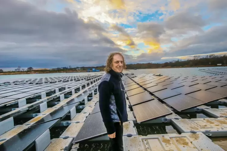 Vor seinem Projekt: Robert Gard von der Firma Rohr an der schwimmenden Photovoltaikanlage auf der Schlicht. 