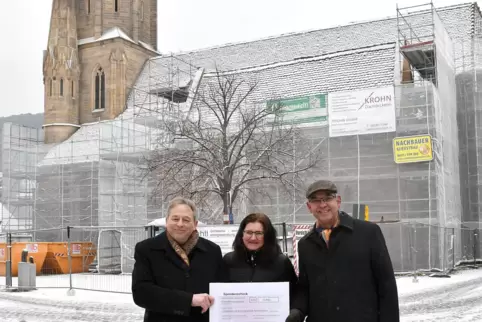 Friederike Pfautsch und Alexander von Massow vom Kirchenbauverein übergeben einen symbolischen Scheck an Dekan Stefan Kuntz (lin