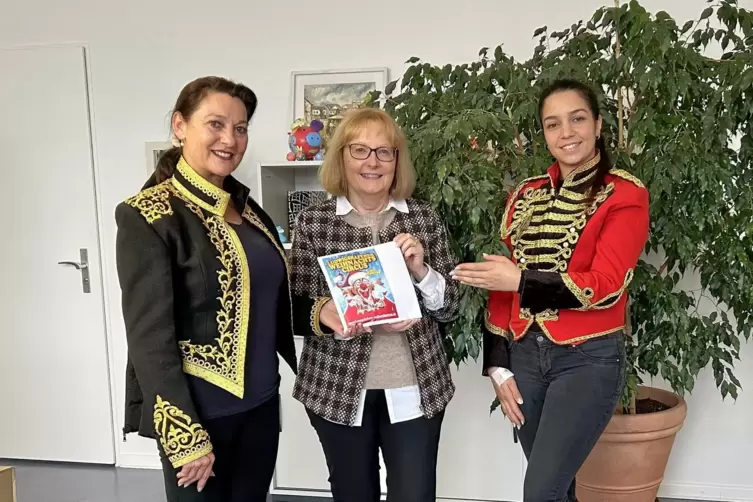 200 Freikarten f&uuml;r Bed&uuml;rftige: Sozialdezernentin Beate Steeg (Mitte) nimmt sie von Rita Riedesel (links) und Michele Kr&auml;mer vom 