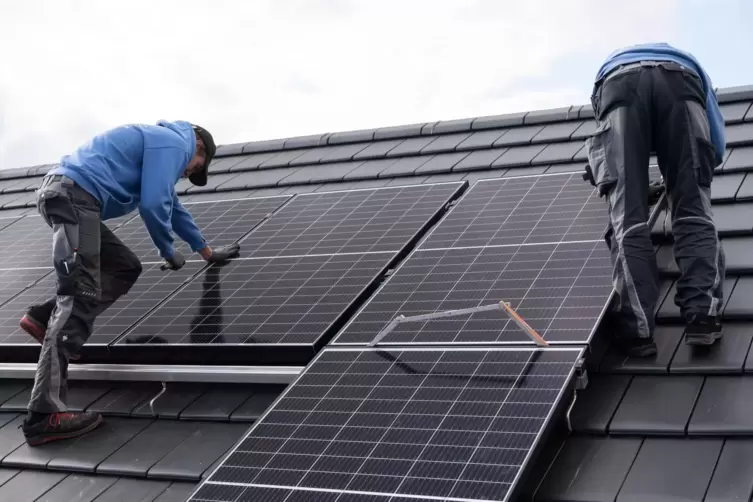 Das Geld soll unter anderem zur Installation von Fotovoltaikanlagen auf den Dächern gemeindeeigener Gebäude eingesetzt werden. 