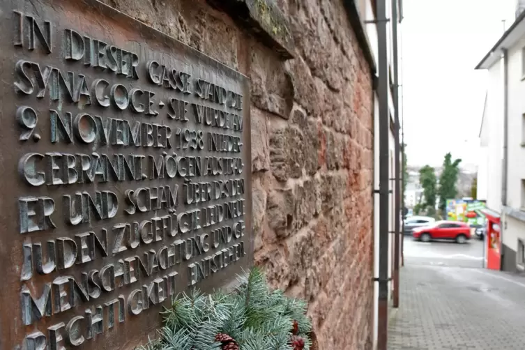 Eine Gedenktafel an der Methodistenkirche erinnert an die Opfer der Reichspogromnacht. 