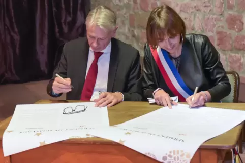 Zu 50 Jahre Städtepartnerschaft unterzeichneten OB Klaus Weichel und die Bürgermeisterin von Saint Quentin, Frederique Macarez, 