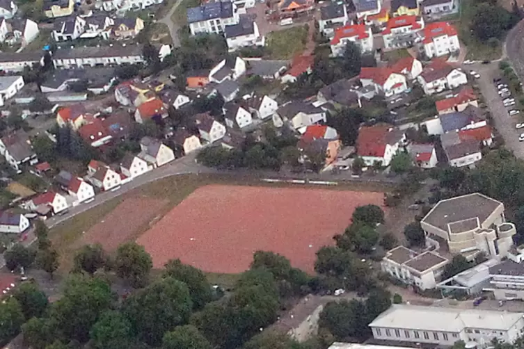 Auf dem busherigen Tennenplatz in der Ortsmitte sollen ein Lebensmittelmarkt und Wohnhäuser entstehen. 