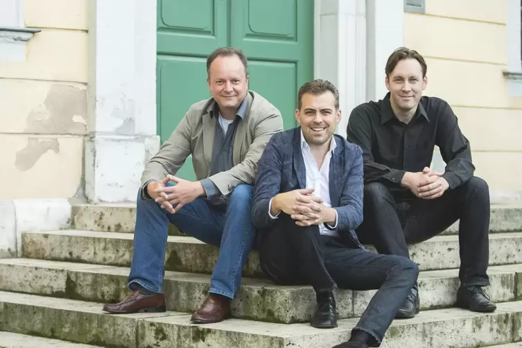 Spielt am 24. März: das Phaeton Trio mit Trio mit Friedemann Eichhorn (Mitte), Peter Hörr und Florian Uhlig (rechts).