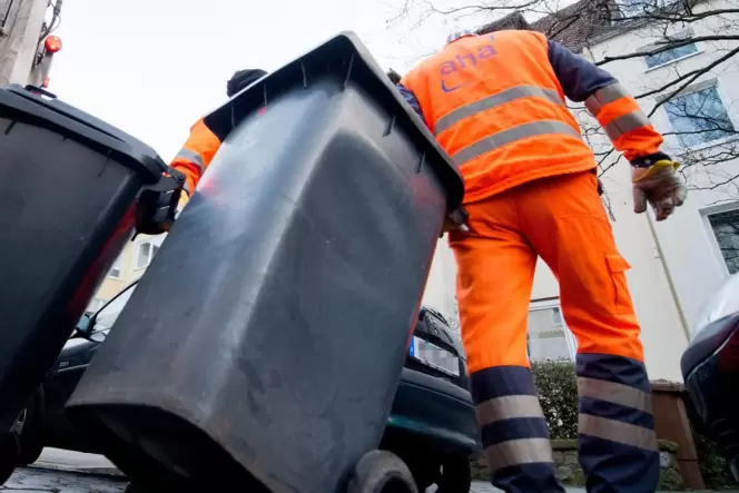 Drei Jahre nach der letzten Gebührenerhöhung wird die Müllabfuhr 2023 erneut teurer für meisten Donnersberger. Drei Jahre nach der letzten Gebührenerhöhung wird die Müllabfuhr 2023 erneut teurer für meisten Donnersberger.