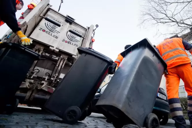 Die Müllgebühren steigen. Die Müllgebühren steigen.