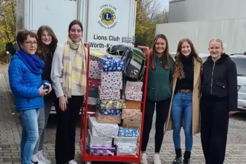 Wörth, Schüler des Europagymnasiums überreichen Geschenkpakete für Wörther Tafel.