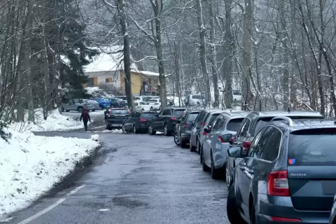 Zugeparkte Straßen, teilweise sogar zugestellte Rettungswege, veranlassten die Kreisverwaltung, ein „Verkehrskonzept Donnersberg