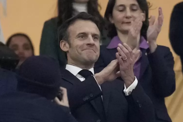 In Katar applaudiert Emmanuel Macron der französischen Mannschaft. 