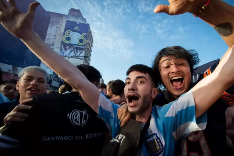 In Argentiniens Hauptstadt Buenos Aires feierten Tausende Menschen den Einzug ihrer Mannschaft ins WM-Finale.