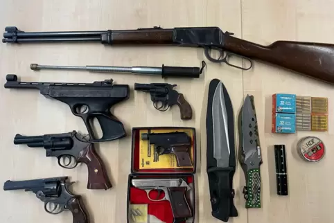 Mehrere scharfe Waffen und Munition hat die Polizei bei dem Ehepaar gefunden.
