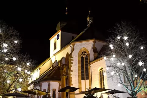 Schöne Lichtstimmung: die Sterne neben der Kirche. 