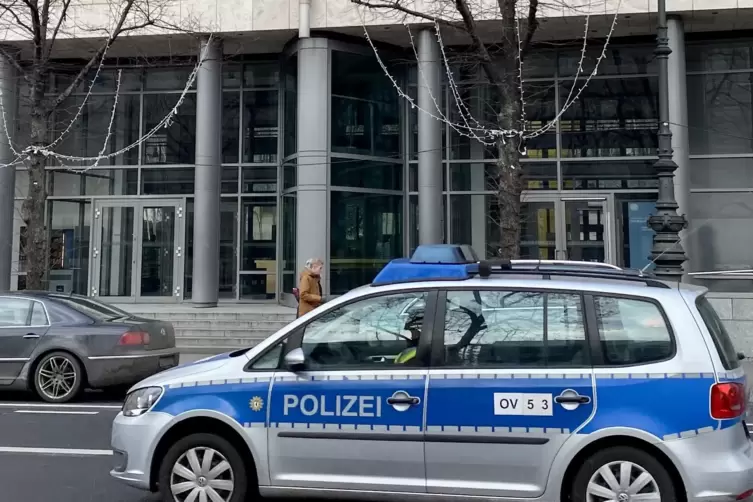 Keine Bombe, aber trotzdem viel Ärger: Polizeiauto vor Bundestagsgebäude. 
