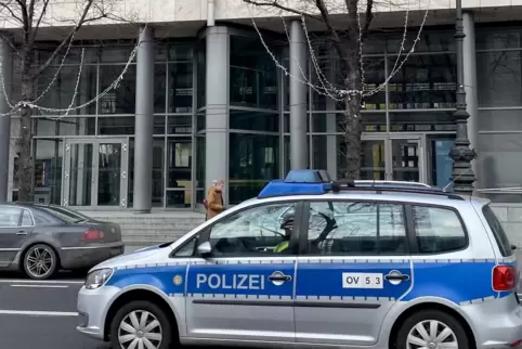 Keine Bombe, aber trotzdem viel Ärger: Polizeiauto vor Bundestagsgebäude. 