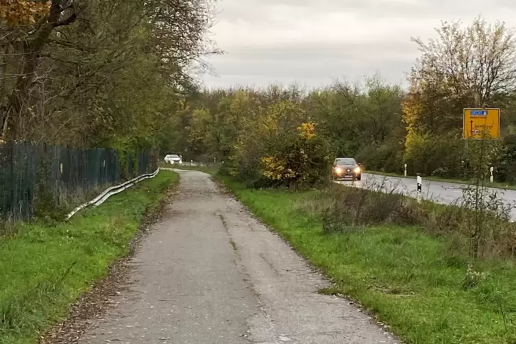 Bestandsweg an der ehemaligen B9, auf H&ouml;he des Sch&uuml;tzenvereins. 