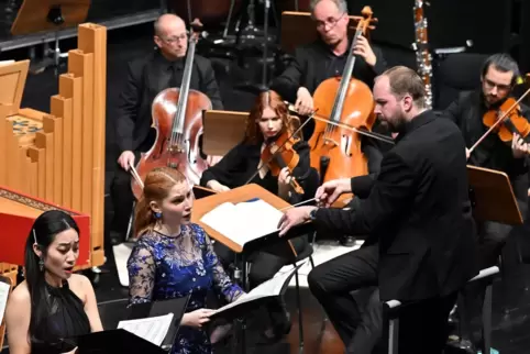 Beim Konzert im Saalbau: die Sopranisten Hyerin Park und Marta Hadzimanov und das Kurpfälzische Kammerorchester. Dirigent ist Tr