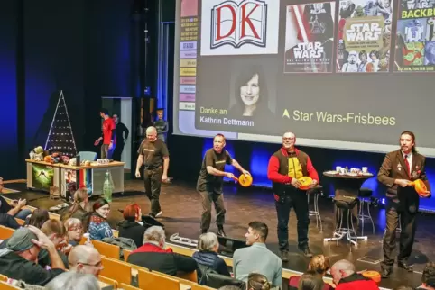 Fliegenden Untertassen gab’s nicht, dafür fliegende Star-Trek-Frisbees fürs Publikum.