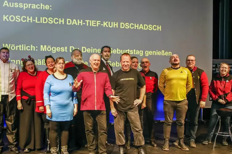 Zum 60. Geburtstag von Mitorganisator Markus Groß (vorne rechts, im braunen Shirt) sangen Trekkies ein Ständchen auf Klingonisch