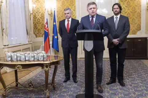 Im Jahr 2018 stellt sich der damalige Premierminister Robert Fico (Mitte), der erneut zur Macht greift, einer Pressekonferenz. 