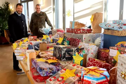 „Die Aktion war auch ein Geschenk für uns“, sagen Michael Sziele, Leiter der Bundespolizei, und Wolfgang Eder, Leiter des Elektr