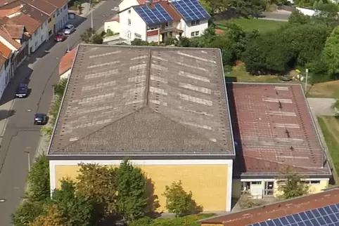 Die Sporthalle der Grundschule und der Mathilde-Hitzfeld-Schule wird auch von etlichen Vereinen genutzt. Die Sporthalle der Grundschule und der Mathilde-Hitzfeld-Schule wird auch von etlichen Vereinen genutzt.