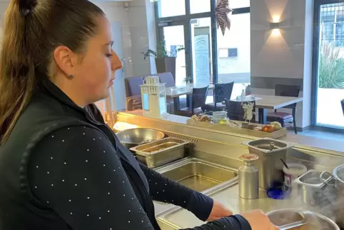 Der Herd wird kalt im Revilo: Auch Svenja Allmang geht, wenn Mutter Ursula das Bistro schließt. 