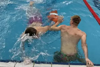 Rettungsschwimmer Marlon Gries (links) übergibt das „Unfallopfer“ seinem Teamkollegen Linas Orth.