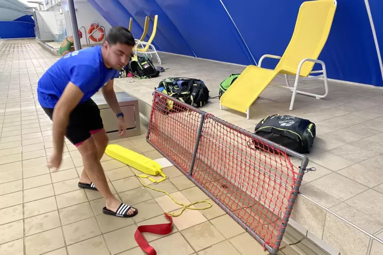 Metin Tas zeigt das Hindernis und den Gurtretter (liegt am Boden). Beides wird im Rettungsschwimmen verwendet.