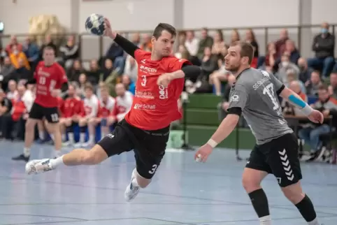 Felix Kunz (rot) fehlt dem TV Offenbach. 