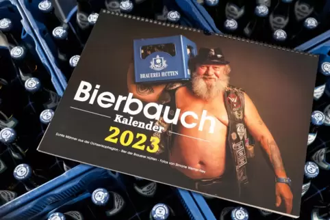 Der "Bierbauchkalender 2023" liegt auf Bierkästen. Eine Fotografin hatte die Idee für den Bierbauchkalender, dieser war zunächst