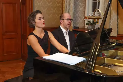 Das Spiel von Christine und Stephan Rahn ließ die Zuhörer in Vertrautheit und Verbundenheit hineinschauen, die weit über musikal