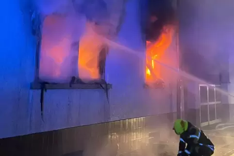 Größerer Einsatz: Die Flammen schlagen schon aus den Fenstern, als die Feuerwehr eintrifft. 