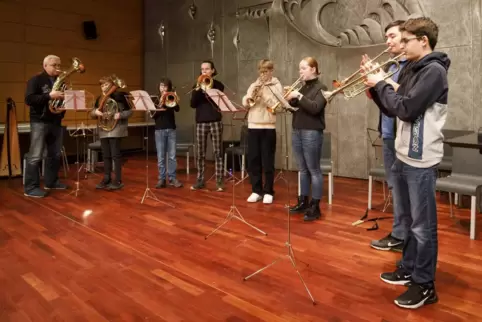 Eröffneten den kurzweiligen Konzertabend: die Weihnachtsbläser unter der Leitung von Otto Fuchs (links).