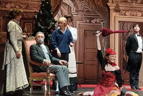 Schauspieler Max Volkert Martens zeigte am Samstag Erkältungssymptome. Um das Ensemble nicht anzustecken, spielte er mit Maske.