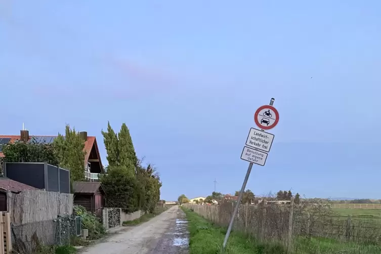 Symbolisch: Das Verkehrsschild, das Durchgangsverkehr untersagt, ist bereits angefahren worden. 