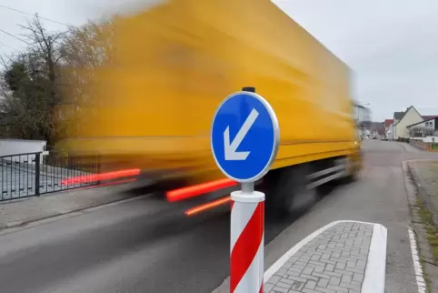 Fahrbahnteiler oder Fahrbahnverschwenkungen sollen helfen, die Geschwindigkeit des Durchgangsverkehrs zu reduzieren.