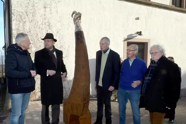 Enthüllen die neue Skulptur auf dem Donnersberg (von links): Jakob Schmid, Günther Bolinius, Herbert Hofmeister, Roland Regier u