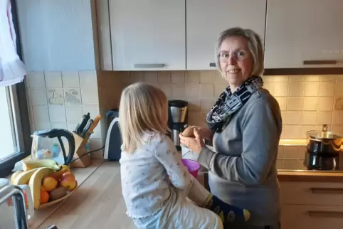 Landfrau Jutta Mohr mit ihrer Enkelin Matilda in der Küche. 