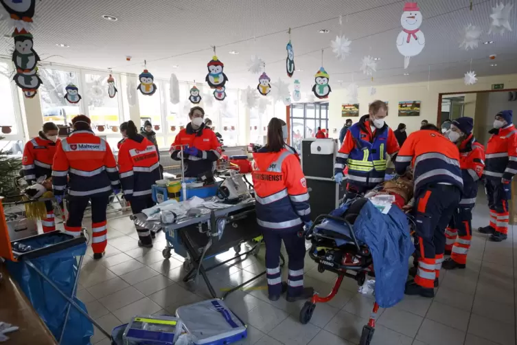 Auch „Verletzte“ gab es bei der Übung in der Rodenbacher Grundschule zu versorgen. Mitglieder der Universitätstheatergruppe ware