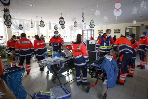 Auch „Verletzte“ gab es bei der Übung in der Rodenbacher Grundschule zu versorgen. Mitglieder der Universitätstheatergruppe ware