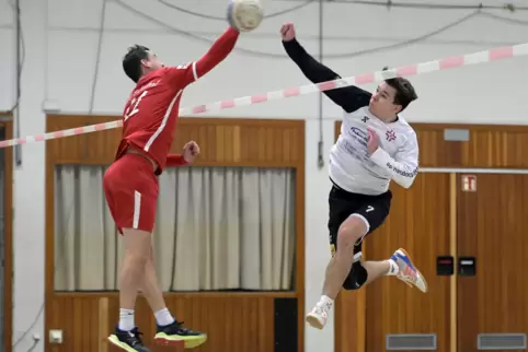 Tom Gubener (rechts) vom TB Oppau im Angriff gegen Christoph Happersberger von der TSG Tiefenthal.