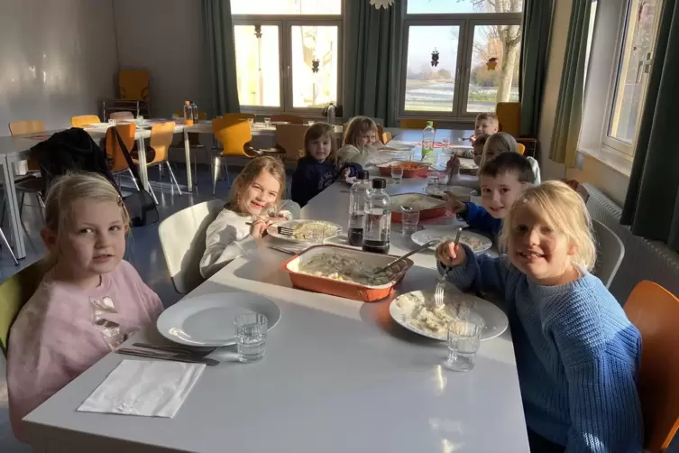 Grundschulkinder aus Eppstein und Flomersheim bekommen seit November in einem Mehrzweckraum in der Isenachsporthalle ein Mittage