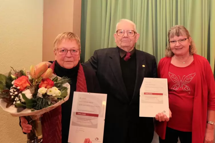 Für lange Treue geehrt, von links: Lieselotte Heiser (60 Jahre), Hans Heiser (70 Jahre) und die Vorsitzende Ulrike Eymann.