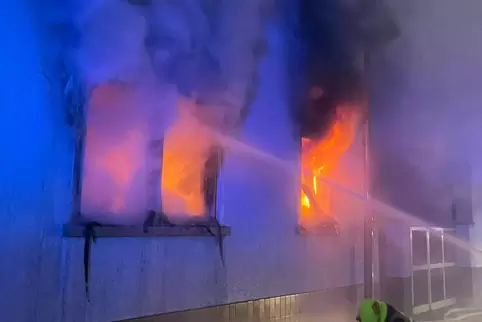 Das Erdgeschoss stand bereits in Flammen, als die Feuerwehr eintraf. 
