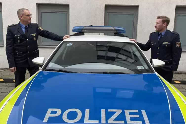 Stehen nur fürs RHEINPFALZ-Foto noch an einem Streifenwagen: Kai Süßenbach (links) und Steffen Kroll sind als Inspektionsleiter 