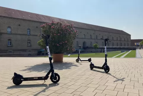 Bald Geschichte: E-Scooter auf dem Paradeplatz in Germersheim.